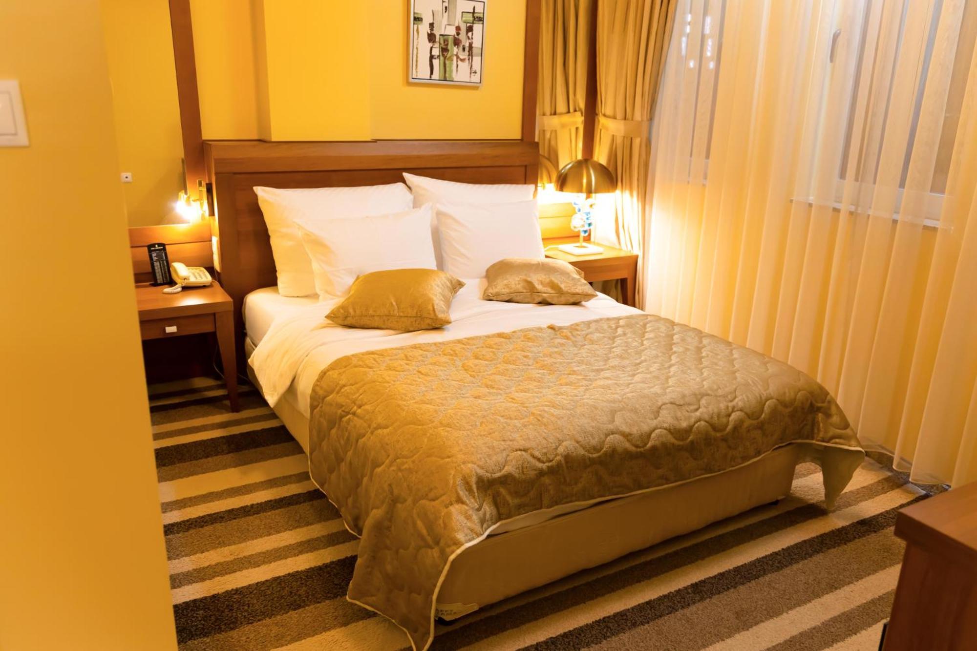 Hotel Ambasador Prishtina 프리슈티나 외부 사진