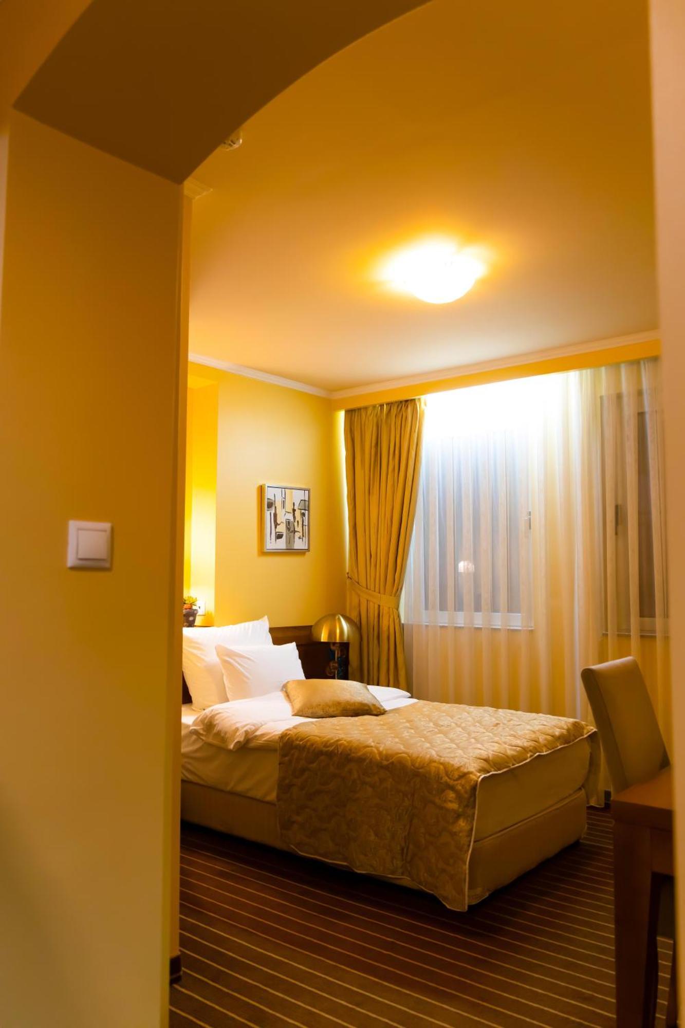 Hotel Ambasador Prishtina 프리슈티나 외부 사진